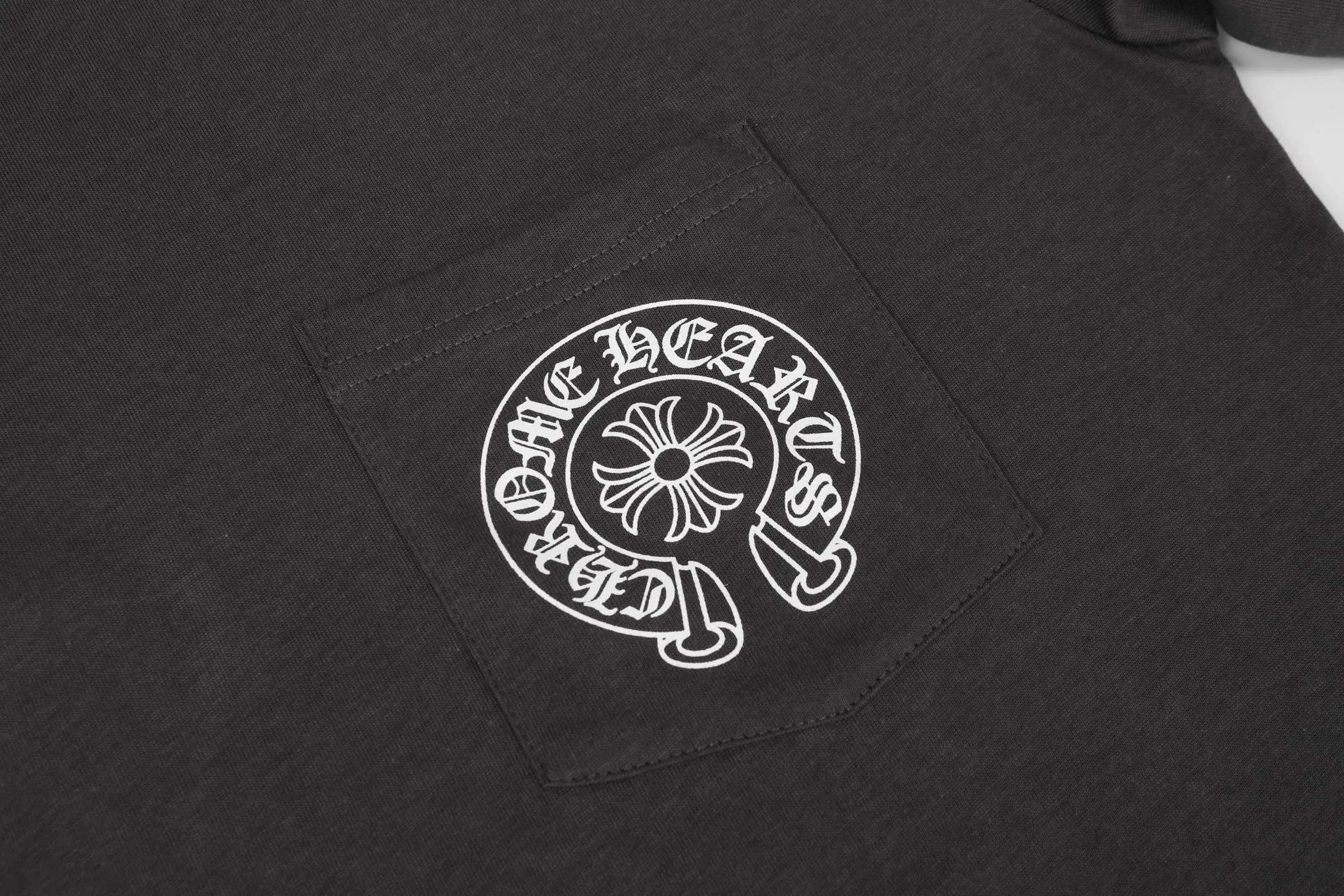 P150 -Chrome Hearts/Chrome Hearts 23ss scroll horseshoe Sanskrit printed popular long-sleeved T-shirt -High weight, high density and high quality. The wool is soft, delicate and skin-friendly. Soft and silky to the touch. Excellent warmth and skin-friendly properties. -Customized weaving and dyeing, no color difference, no matter the fabric or workmanship details. Compare the ordinary version on the market. -Colour: black, white, gray. -Size: S M L XL